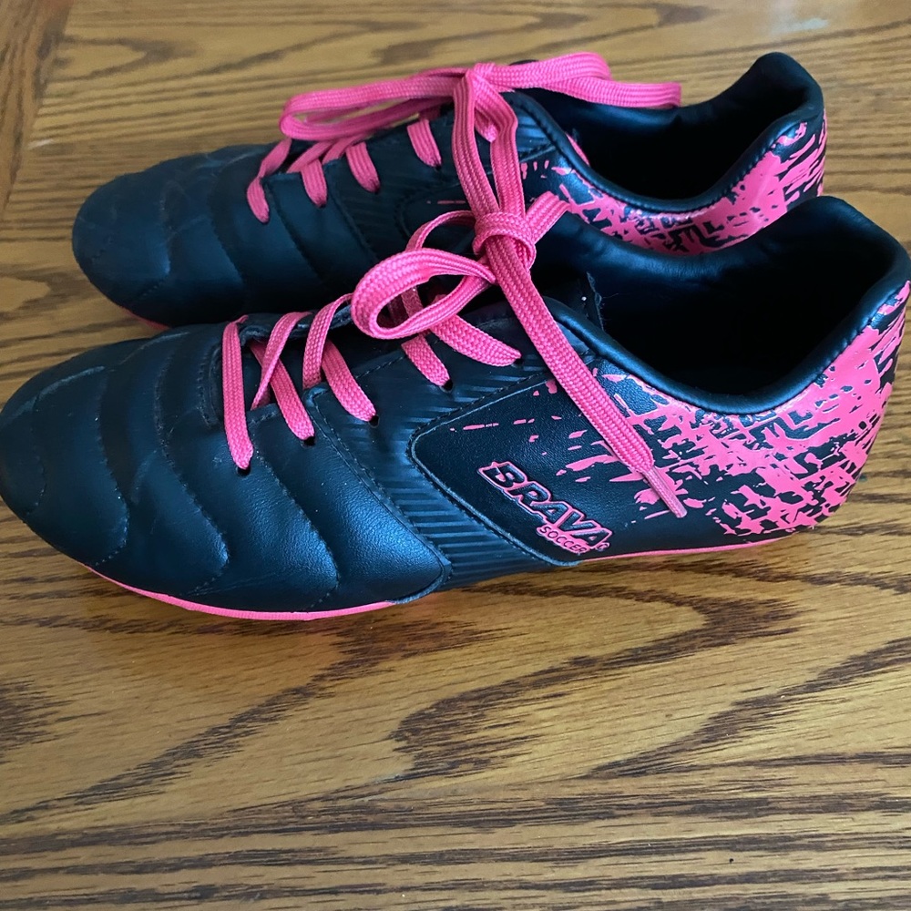 Brava soccer little girl size 13 black and pink cleats
